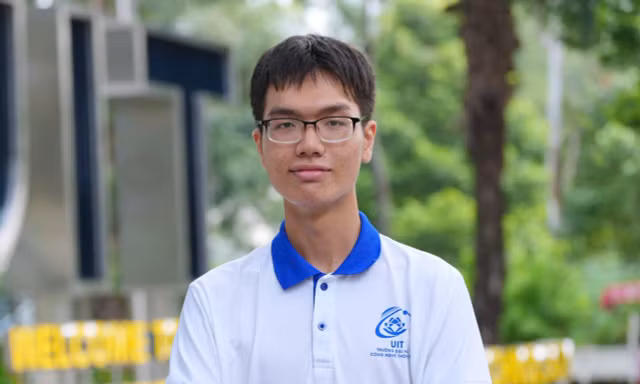 Thủ khoa đầu vào đại học với điểm kỷ lục, mê code từ lớp 8