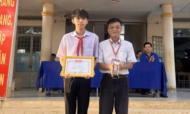 Tuyển sinh vào lớp 10: Nam sinh Tây Ninh đạt 3 điểm 10 nhưng lại bất ngờ với điểm Văn