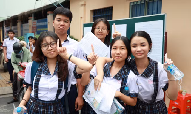 Học sinh thi vào lớp 10 tại TPHCM