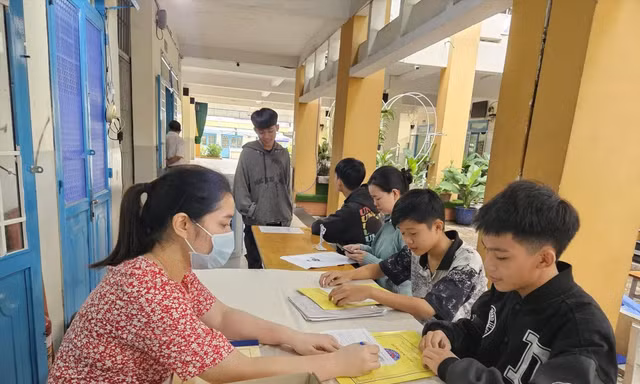 Tuyển sinh lớp 10: Giáo dục thường xuyên 'đắt hàng'