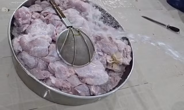 Hình ảnh phản ánh Sago Food dùng thịt nghi hết hạn chế biến bữa ăn cho học sinh. Ảnh: Báo Dân Việt