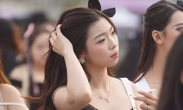 Hàng vạn em xinh đổ về Mỹ Đình 