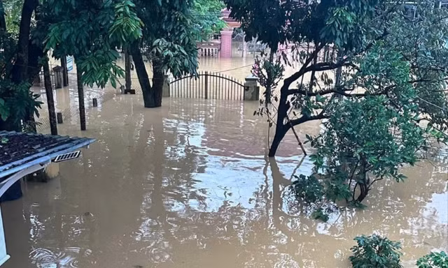 Biệt thự của ca sĩ Long Nhật ở Huế ngập gần hết cổng 