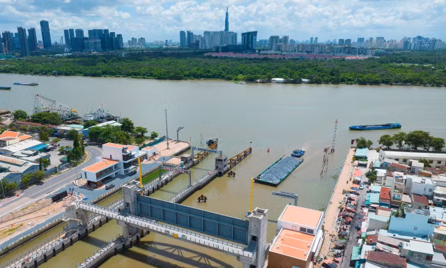 Thi công dự án chống ngập 10.000 tỷ, kênh Tẻ - Đôi tạm cấm luồng
