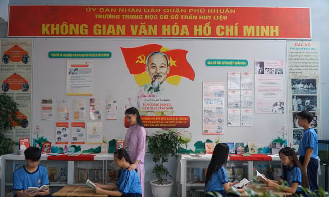 Học sinh hào hứng trải nghiệm Không gian văn hóa Hồ Chí Minh tại Trường THCS-THPT Hồng Hà