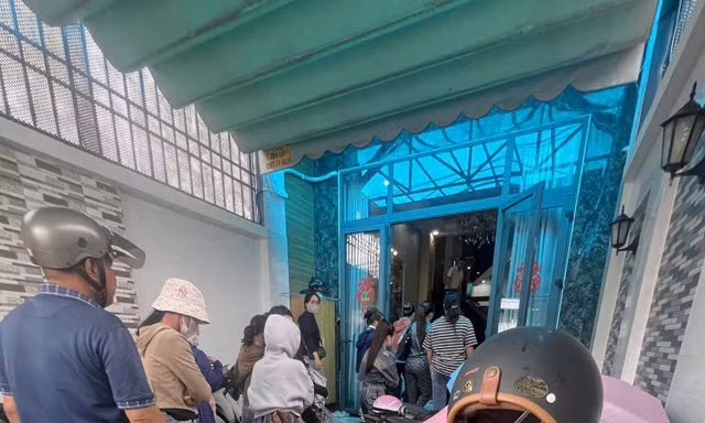 Người dân kéo đến nhà bà D.