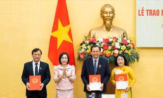 Phó Chủ nhiệm và 2 đại biểu Quốc hội chuyên trách nghỉ hưu trước tuổi