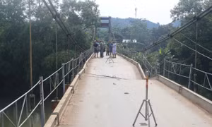 Cấm lưu thông cầu treo bắc qua sông ở Tuyên Quang vì đứt dây cáp