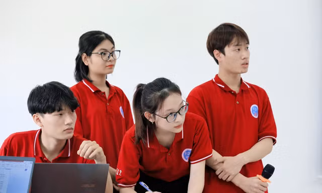 Nữ sinh Nguyễn Thị Hằng (thứ 2, từ phải sang) cùng các thành viên nhóm bảo vệ đề tài nghiên cứu khoa học