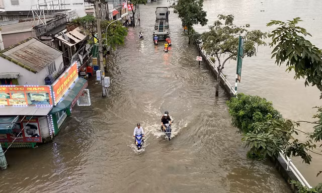 Đường Trần Xuân Soạn (phường Tân Thuận, TPHCM) ngập sâu do triều cường. Ảnh: Hữu Huy