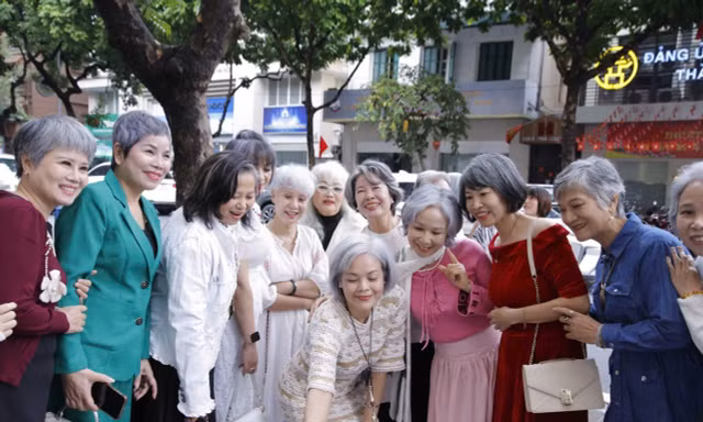 Chị em trong Hội tóc bạc tự nhiên