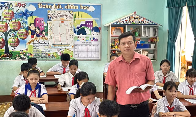 Nhà giáo Nguyễn Ngọc Toàn (Trường Tiểu học Mỹ Châu, tỉnh Gia Lai) trong một giờ lên lớp 