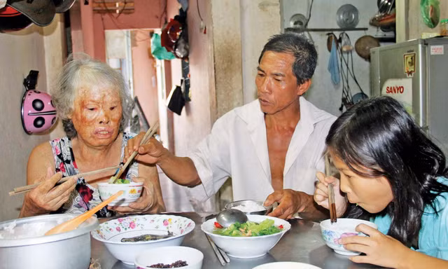 Gia đình bà Tư Hườn ấm áp trong bữa cơm Ảnh: Đ. Huỳnh