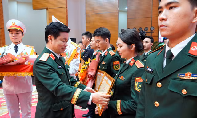 Lãnh đạo Tổng cục Chính trị Quân đội nhân dân Việt Nam trao Bằng khen tặng Thượng sĩ Lê Vũ Lam Điền - Gương mặt trẻ triển vọng toàn quân 2025 ẢNH: NGUYỄN MINH 