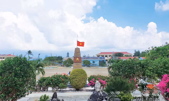 Người lính Trường Sa đóng dấu vào cờ Tổ quốc gửi về đất liền