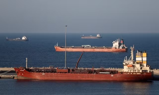 Tàu chở dầu neo đậu tại Oman trong bối cảnh Iran tuyên bố đóng cửa eo biển HormuzẢnh: Reuters 
