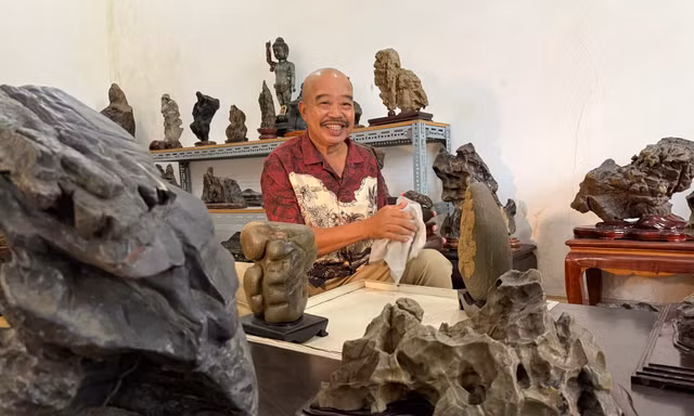 Ông Phan Khôi lau chùi, nâng niu bộ sưu tập đáẢnh: Nguyễn Thành