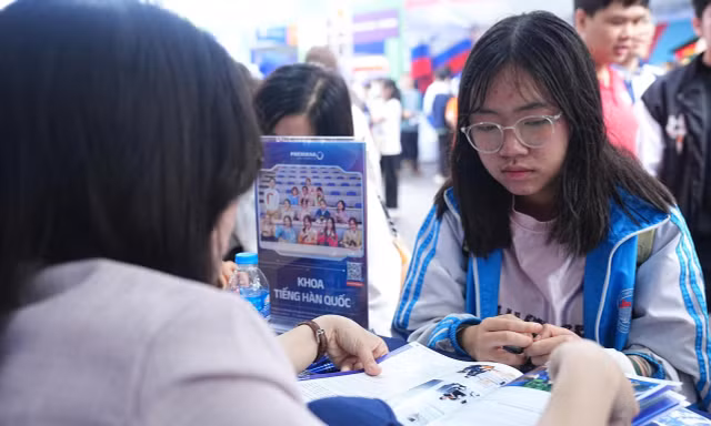 Thí sinh tìm hiểu thông tin tuyển sinh 2026 Ảnh: DUY PHẠM 