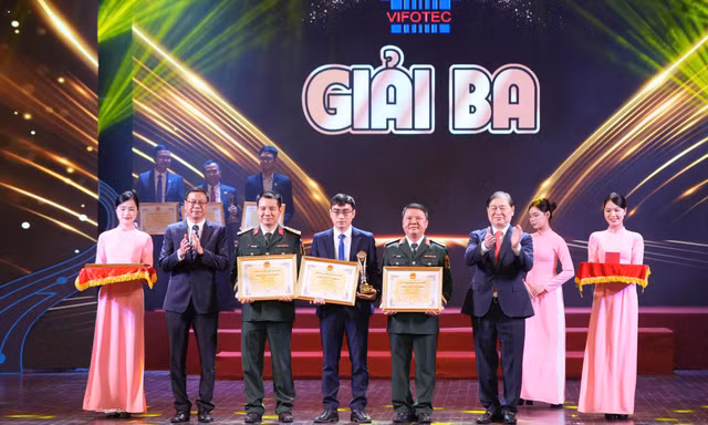 Anh Nguyễn Bá Mạnh (thứ 3, từ phải sang) nhận giải thưởng VIFOTEC 2024