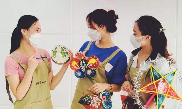 Giới trẻ hào hứng tham gia các khóa học làm đèn lồng Trung thu thủ công