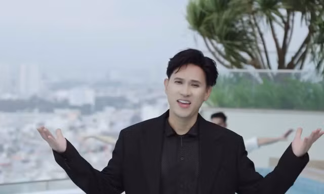 Ca sĩ Nguyên Vũ trong MV Say một đời vì em
