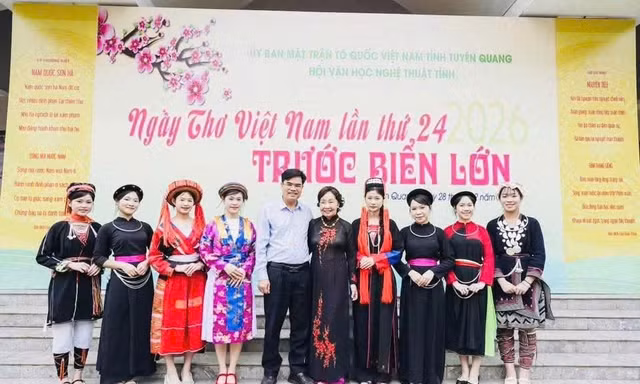  Nhà thơ Phan Thị Thanh Nhàn (mặc áo dài, đứng giữa) dự Ngày thơ Việt Nam lần thứ 24 tại Tuyên Quang