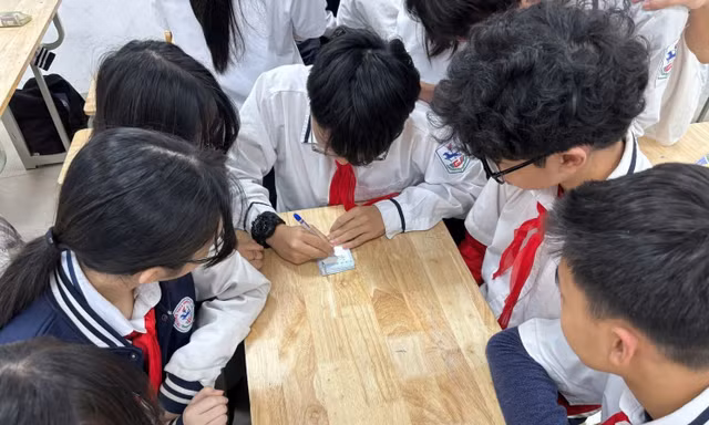 Học sinh học kỹ năng nói không với bạo lực học đường
