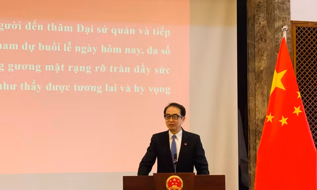 Đại sứ Trung Quốc Hà Vĩ đeo kính AI phát biểu tại Lễ trao học bổng ngày 4/12/2025 ở Hà Nội. Ảnh: Thái An