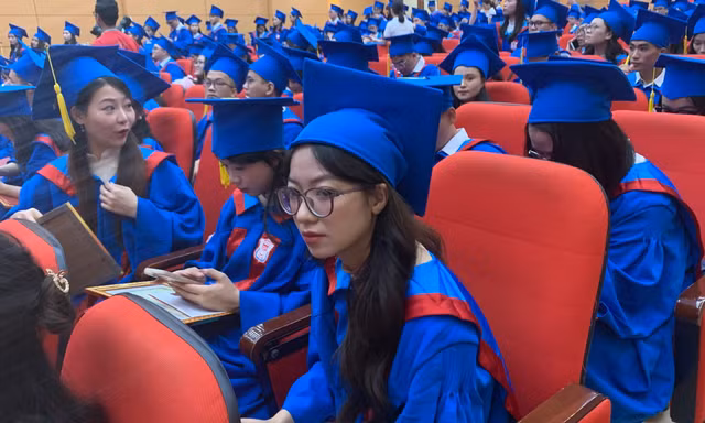 Sinh viên y khoa Trường ĐH Y Hà Nội trong lễ tốt nghiệp năm 2025. Ảnh: NGHIÊM HUÊ