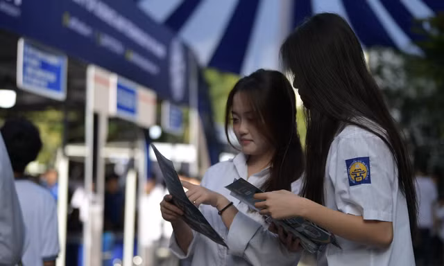 Thí sinh tìm hiểu thông tin tuyển sinh tại Ngày hội tuyển sinh ngành khoa học công nghệ do báo Tiền Phong tổ chức năm 2025