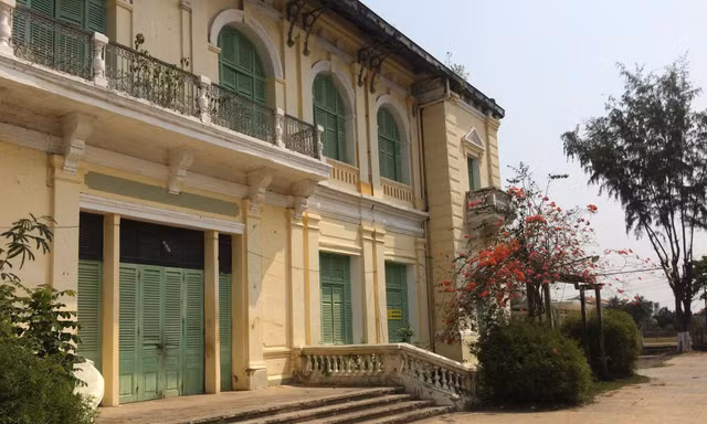 Dinh tỉnh trưởng Gò Công lúc chưa trùng tu. Ảnh: TẤN CƯ