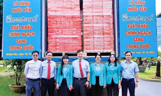 Công ty CP Nước giải khát Yến sào Khánh Hòa đã xuất khẩu chính ngạch lô hàng đầu tiên nước yến Sanvinest sang Trung Quốc vào ngày 16/10/2023