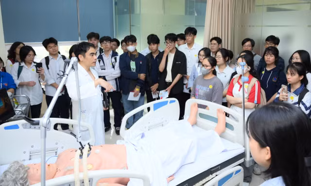 Học sinh THPT trải nghiệm một ngày làm sinh viên Trường ĐH Y Hà Nội Ảnh: PHẠM LINH 