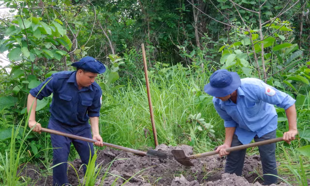 Cán bộ, chiến sĩ Đội K93 thực hiện nhiệm vụ tìm kiếm, quy tập hài cốt liệt sĩ trên đất bạn Campuchia