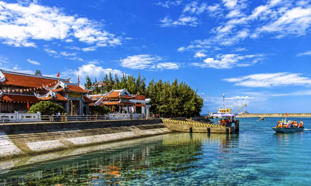 Mái chùa Việt Nam ở Trường Sa