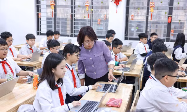 Phụ huynh, thầy cô nói rằng học sinh hiện dành nhiều thời gian lướt mạng xã hội 