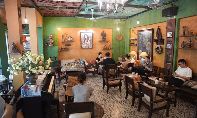 Sau 1/7, nhiều quán cà phê ở Hà Nội vẫn hút khách, vẫn mở nhạc Việt, như khi chưa có điều chỉnh phí bản quyền âm nhạc Ảnh: Công Hướng