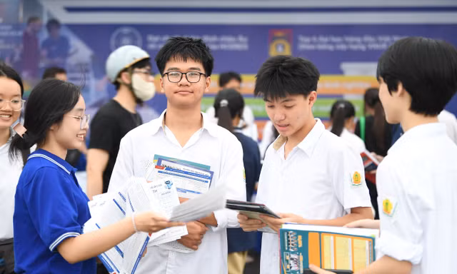 Thí sinh tìm hiểu thông tin tuyển sinh ĐH 2026 Ảnh: DƯƠNG TRIỀU 