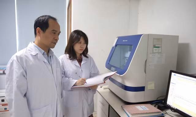 GS.TS Nguyễn Huy Hoàng cùng cộng sự tại phòng nghiên cứu