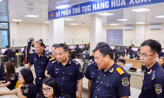 Hải quan vượt áp lực sắp xếp, giữ dòng chảy xuất nhập khẩu thông suốt 
