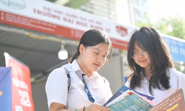 Thí sinh tìm hiểu thông tin tuyển sinh năm 2025. Ảnh: DƯƠNG TRIỀU