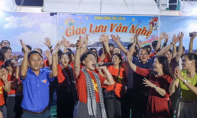  Các bạn trẻ trước giờ khởi hành cùng tàu Trường Sa 571