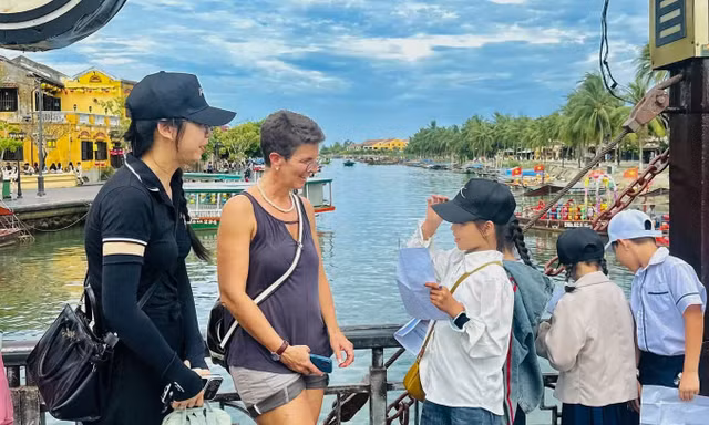 Các em được tham gia trải nghiệm tại nhiều điểm du lịch văn hóa - lịch sử của Hội An. Ảnh: Giang Thanh
