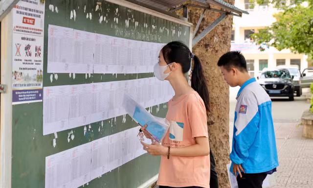 Thí sinh tìm hiểu thông tin trong ngày thi tốt nghiệp THPT 2026. Ảnh: NGHIÊM HUÊ