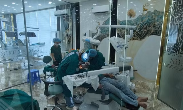 Nhân viên nha khoa Quốc tế Tuệ Minh trực tiếp can thiệp kỹ thuật răng cho khách hàng nhưng không có chứng chỉ hành nghề chuyên khoa răng hàm mặt. Ảnh: CA Cần Thơ
