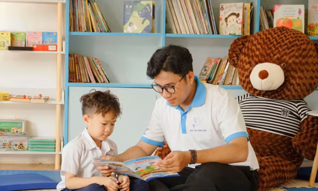 Anh Thạch Ngọc Hải chia sẻ niềm vui với em nhỏ trong Phòng tự học cho em