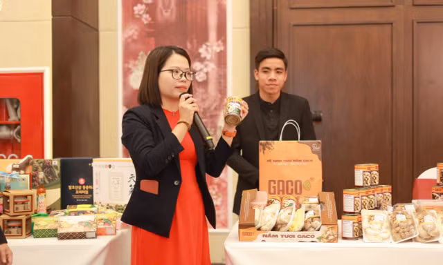 Chị Phạm Thị Ân và các thành viên công ty trong niềm vui mừng trước đơn hàng nấm đầu tiên đi Mỹ 