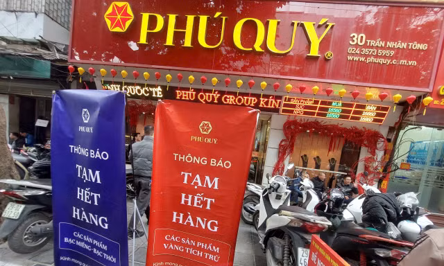 Cửa hàng treo biển tạm hết sản phẩm vàng tích trữ và bạc thỏi, bạc miếng