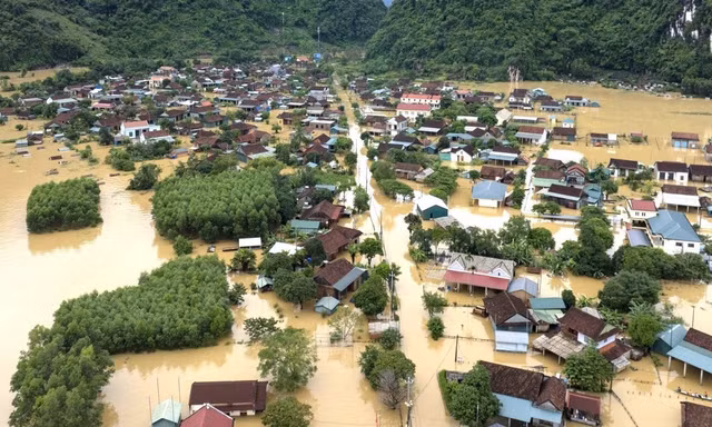 Mưa lũ cực đoan năm 2025 khiến nhiều khu vực miền Trung ngập nặng