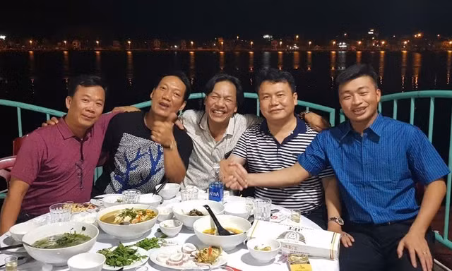 Ăn sò huyết Ba Đồn như một nghi thức. Ảnh: Nguyễn Tuấn